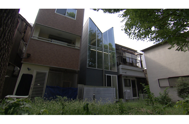 勝手に片付く仕組みを備えたＶ字型ハウス©MBS