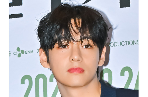 BTS・V、整形外科医が選ぶ「K-POPを代表するビジュアル」1位に輝く！“黄金比フェイス”に大絶賛