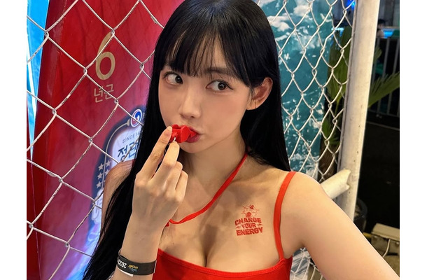 こぼれ落ちそうなボリューム感…韓国の人気女性アナ、濡れ髪のスイムウェアSHOTでファン魅了【PHOTO】