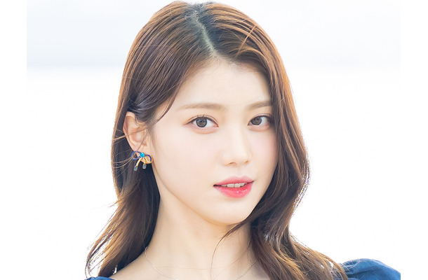 寝そべり姿も美しい…Kep1er・シャオティン、“ピチッ”とチャイナドレスで魅せる曲線美にファン悶絶【PHOTO】