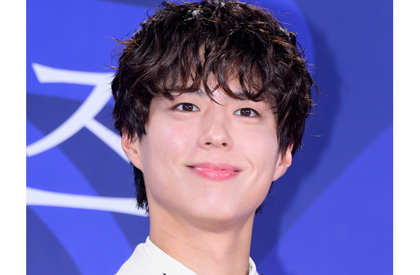 俳優パク・ボゴム、“青春”をテーマに様々な表情を披露！透明感あふれる雑誌カットで魅了【PHOTO】