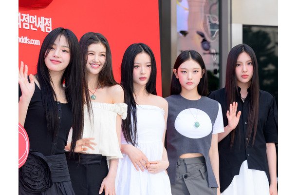 “活動ほぼ無し”でもファンの支持厚く…NewJeans、韓国表彰式で「トレンド・オブ・ザ・イヤー」受賞