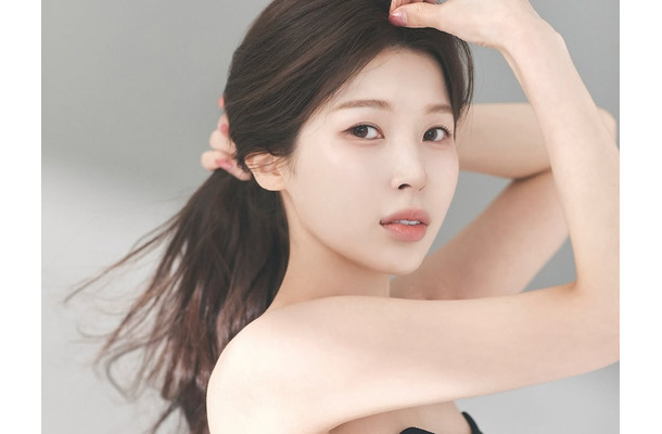 北朝鮮生まれ・韓国在住の脱北女優が日本へ！秋の大阪を大胆ミニスカで闊歩「私は“オオサカ体質”」【PHOTO】