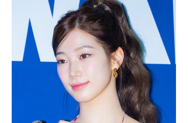 LE SSERAFIM・カズハ、ざっくり肩見せニット姿で魅了…アンニュイな表情にファンため息【PHOTO】