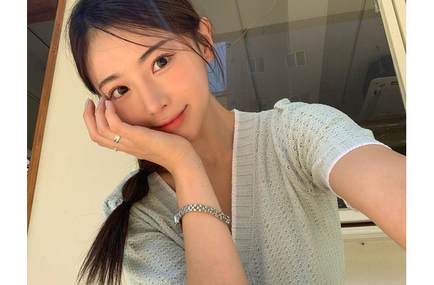 「冬の新婦だ！」韓国プロ野球チア、“すけすけ肩ヒモ”が眩しい純白衣装にファン騒然「結婚したい」【PHOTO】