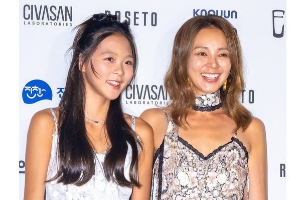 本当に14歳…？秋山成勲の娘サランちゃん、モデル母譲りの美貌＆スタイル際立つ“成熟ビジュアル”に視線集中【PHOTO】