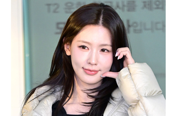 “ほぼ紐”ドレスで話題になったi-dle・ミヨン、“腹チラ”ルックで可愛さと妖艶さを披露【独自写真】