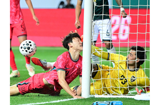 「これぞ“マナーの手”」日本と戦うボリビア代表GK、韓国戦で相手の“ポスト顔面衝突”防ぎ絶賛の声