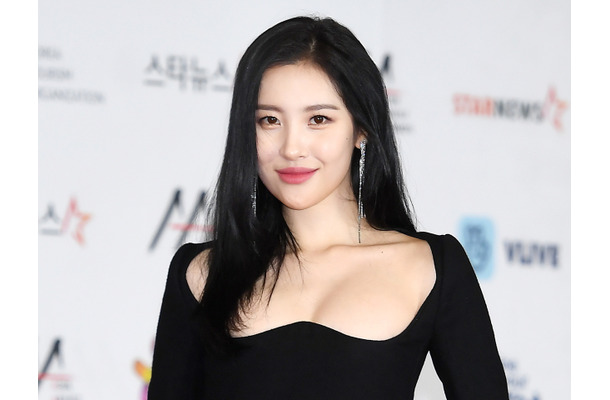 目のやりどころに困る…元祖“びしょ濡れフェスの女神”ソンミ、穴あきトップス＆網タイツ姿【PHOTO】