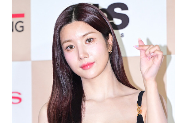 “びしょ濡れフェスの女神”クォン・ウンビ、ミニキャミ衣装で大胆魅了…艶やかボディに視線集中【PHOTO】