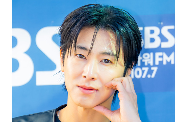 東方神起・ユンホ、洗練された黒レザージャケットルックを披露！ラジオ番組の収録に登場【独自写真】