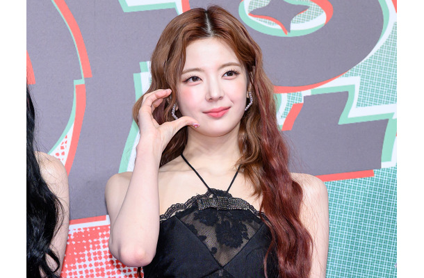 ITZY・リア、“限界肌見せ”で視線強奪！黒レザーのブラトップに腰の線まで見えるボトムス【PHOTO】