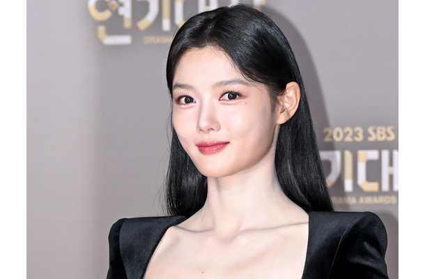 子役時代の面影ゼロ？女優キム・ユジョン、背中あらわな肩出しドレスで妖艶な魅力「AIより綺麗」【PHOTO】