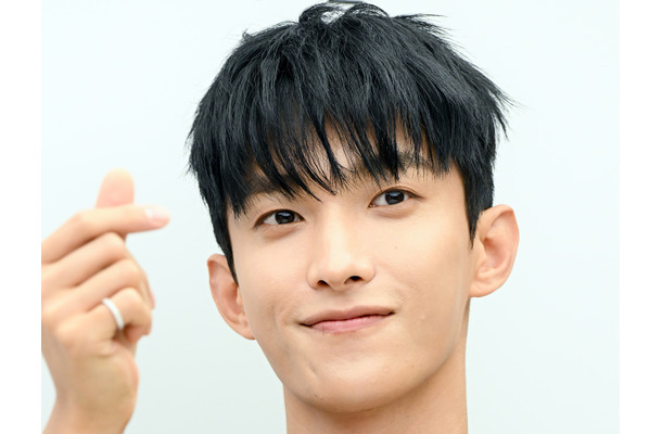 「スウィートすぎる…」SEVENTEEN・ドギョム、メガネ越しの“ウインクSHOT”に胸キュン！【PHOTO】