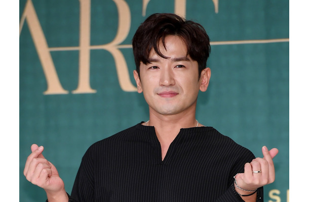 韓国アイドル、臨月の妻がいるのに喫煙…幼い娘もタバコをおもちゃと勘違いし殺伐とした雰囲気に