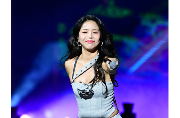 腰の線がくっきり…ソラ、モノキニ姿で妖艶な肌見せ！爽やかなプールサイドSHOTで視線強奪【PHOTO】