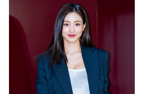 TWICE・ジヒョ、“超ミニ丈”ボトムスで生脚全開に！小麦肌際立つ太ももクロスSHOT【PHOTO】