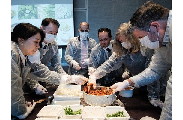 キムチを食べて、漬けて国家交流　日本の駐韓大使も参加した「キムチ外交昼食会」韓国で開催
