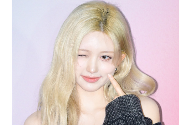 「天使だ…」IVE・ガウル、反則級の“ベッド寝そべりSHOT”公開！上目遣いに胸キュン【PHOTO】