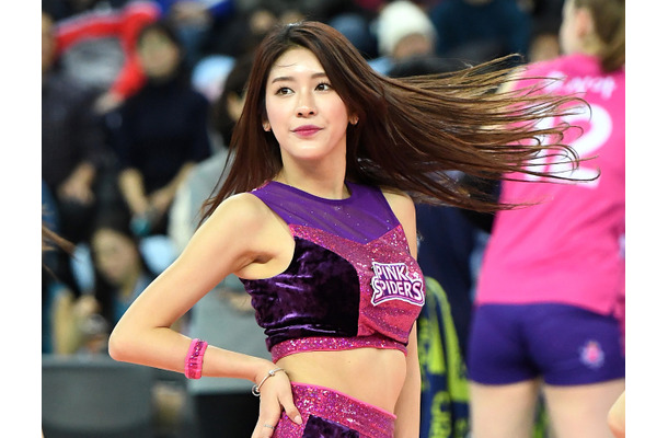 これは惚れる…韓国プロ野球チア、長身美スタイルに目が行く“肩丸見せ”純白ドレス「旦那さんになりたい」【PHOTO】