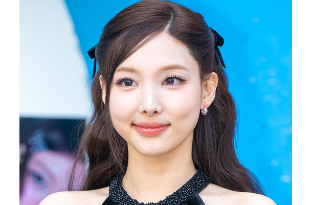 直視できない…TWICE・ナヨン、“胸元ゆるめ”ドレスで魅せた抜群スタイル！「最高すぎ」【PHOTO】