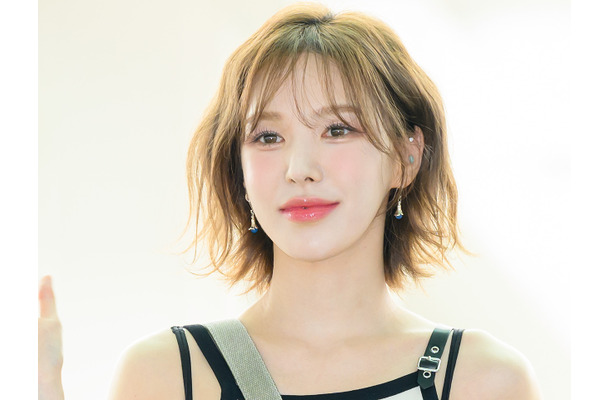 肩まで浮き出た“美鎖骨”にクギ付け…Red Velvet・ウェンディ、無防備キャミ衣装でオーラ全開【PHOTO】