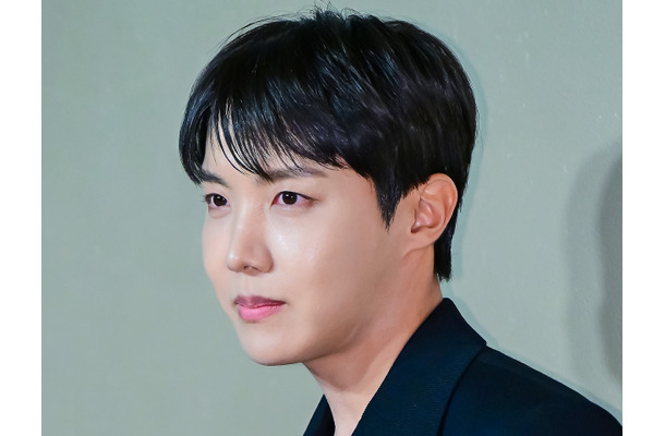 BTS・J-HOPE、ファッション誌に登場！“完全体”で過ごしたLAでの思い出語る「来年の春が楽しみ」【PHOTO】