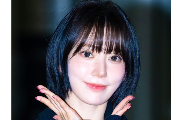 LE SSERAFIM・宮脇咲良、表参道のカフェに来店！洗練された佇まいで視線を独占「完璧です…」【PHOTO】