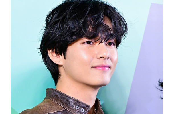 BTS・V、汗に濡れた“美麗ビジュアル”で視線強奪　いたずらっぽい笑顔＆ピースに胸キュンも【PHOTO】