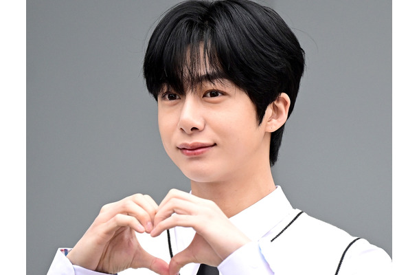 MONSTA X・ヒョンウォン、甘すぎるビジュで話題…ピンクカーデのオフショットにファン悶絶【PHOTO】