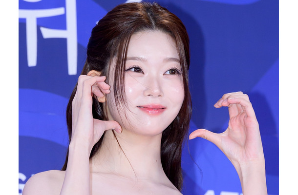 「耐えられない」Billlie・ツキ、胸元ゆったりドレスで“大人の色香”漂う美スタイル披露【PHOTO】