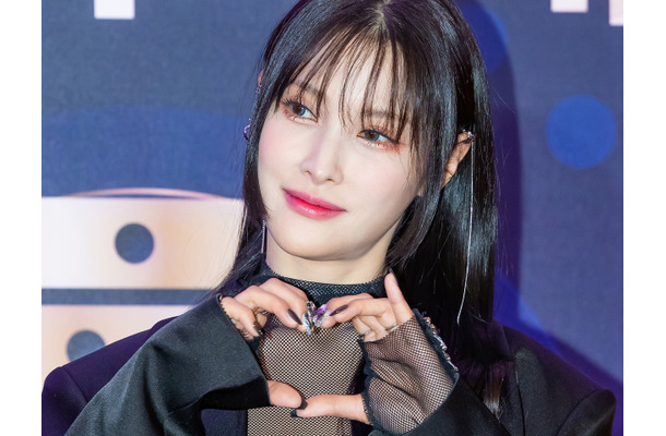 KARA・ギュリ、“赤の女神ビジュ”公開…完璧すぎるステージ裏ショットが話題【PHOTO】