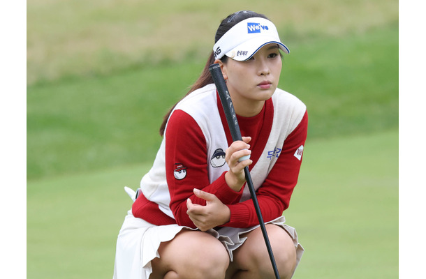 深めのスリットから生脚チラッ…韓国22歳女子ゴルファー、大胆な肩見せドレスに大絶賛「美の女神」【PHOTO】