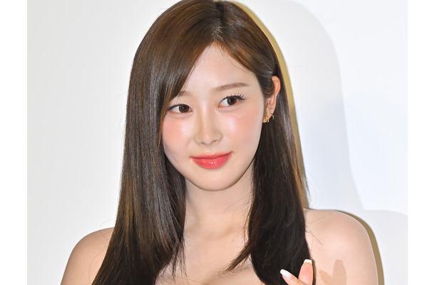 「上も下も危険…」aespa・ジゼル、“超ミニ丈”衣装で寝そべり誘惑　痩せすぎに心配の声も【PHOTO】