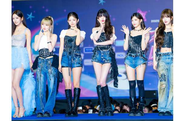 IVE、デビュー4周年を祝福！記念ライブ配信でファンに感謝「DIVEの健康と幸せを願っています」