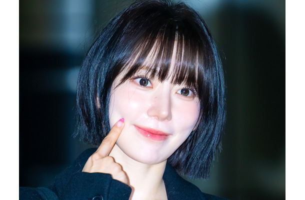 LE SSERAFIM・宮脇咲良、手作りマフラーでキュートな“赤ずきん”に変身！「天才的に可愛い…」【PHOTO】