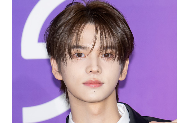 「AIですか?!」TWS・シンユ、ブルーの瞳で魅せる“異次元ビジュアル”にファン騒然【PHOTO】