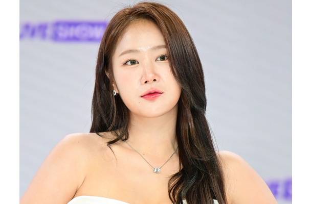 「こぼれ落ちそう！」10kg減量で話題の元韓国アイドル、日焼け跡うっすら水着姿で圧巻ボリューム【PHOTO】