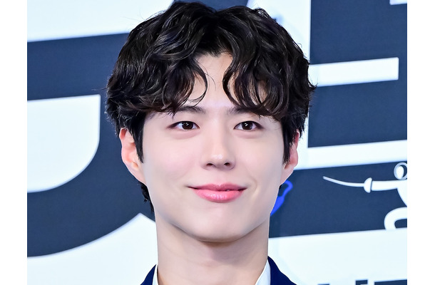 「彫刻かと思った…」俳優パク・ボゴム、美しすぎる“横顔ライン”に思わずファン感嘆！【PHOTO】