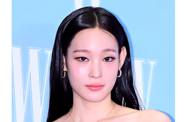 「布1枚だけ…?!」財閥令嬢K-POPアイドル・アニー、危険な“大胆バックレス”衣装で美背中全開【PHOTO】