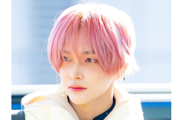 RIIZE・ウォンビン、破壊力抜群の“ピンクヘア”で視線を独占！輝くビジュアルで台湾に出国【空港写真】