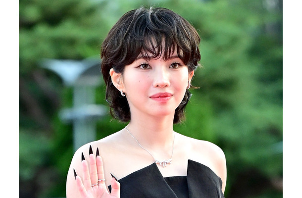 i-dle・ソヨン、むき出しの背中から露わになったタトゥーに注目！妖艶さたっぷりの表情で魅了【PHOTO】