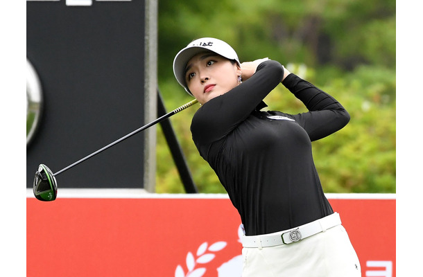 メリハリ抜群なスタイルに目が行く…韓国女子ゴルファー、タイト目ポロシャツから際立つ美貌に反響【PHOTO】