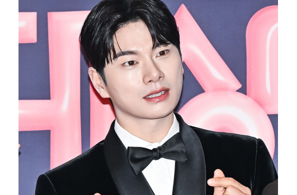 “女性問題疑惑”後初の公の場で…日本ドラマに出演予定の韓国俳優、受賞コメントが波紋→声明「過度な解釈控えて」