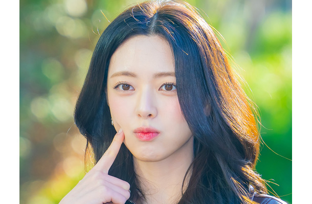 「品川駅に女神降臨…」ITZY・ユナ、来日ショットが話題！ミニ丈からのぞく“くびれウエスト”に釘付け【PHOTO】