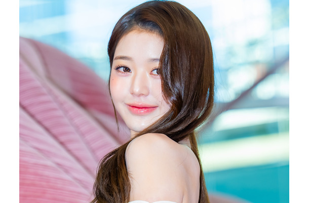 IVE・ウォニョン、大胆カットアウトで“美背中”全開！密着ミニワンピから完璧ボディラインあらわ【PHOTO】