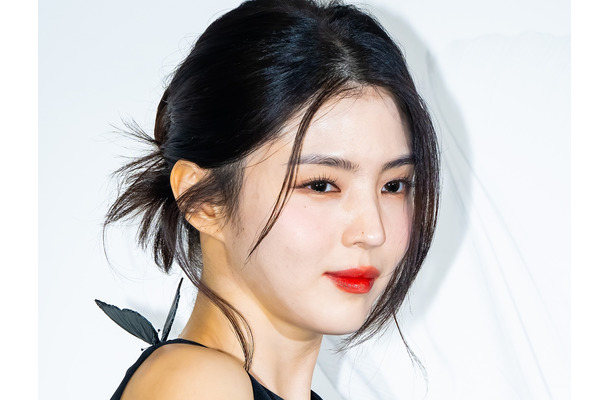 女優ハン・ソヒ、自らデザインした“コラボスニーカー”公開！卓越したセンスに「かわいい」「何でもできる」と反響