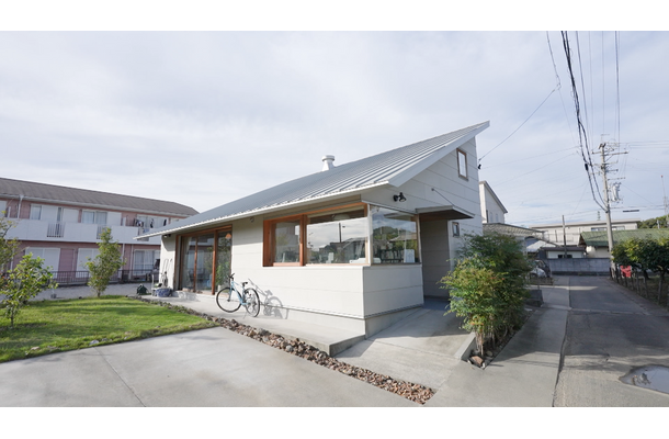 建築家が設計した“ローコストハウス”。大きな屋根は「片流れ屋根」という形を採用した©MBS