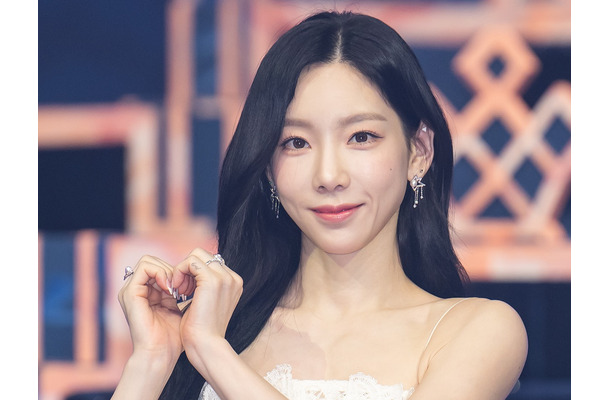 胸元の線が見える…少女時代・テヨン、白タンクトップ姿に注目！儚げかつ洗練された雰囲気【PHOTO】