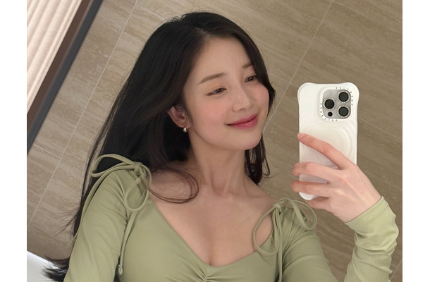 清純な顔からは想像できない露出…女優ユン・チェギョン、複数のスリットが入った水着姿を公開【PHOTO】